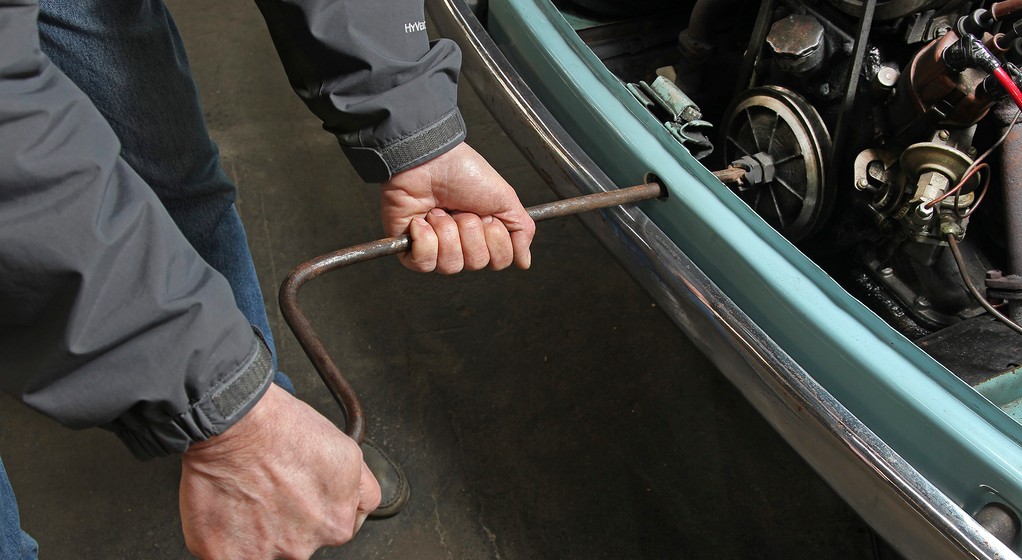 Uruchamianie silnika na korbę