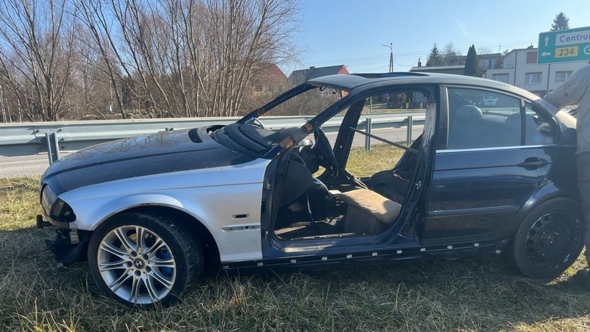Testował auto po naprawie. BMW nie miało zderzaków, drzwi, szyb, a nawet foteli