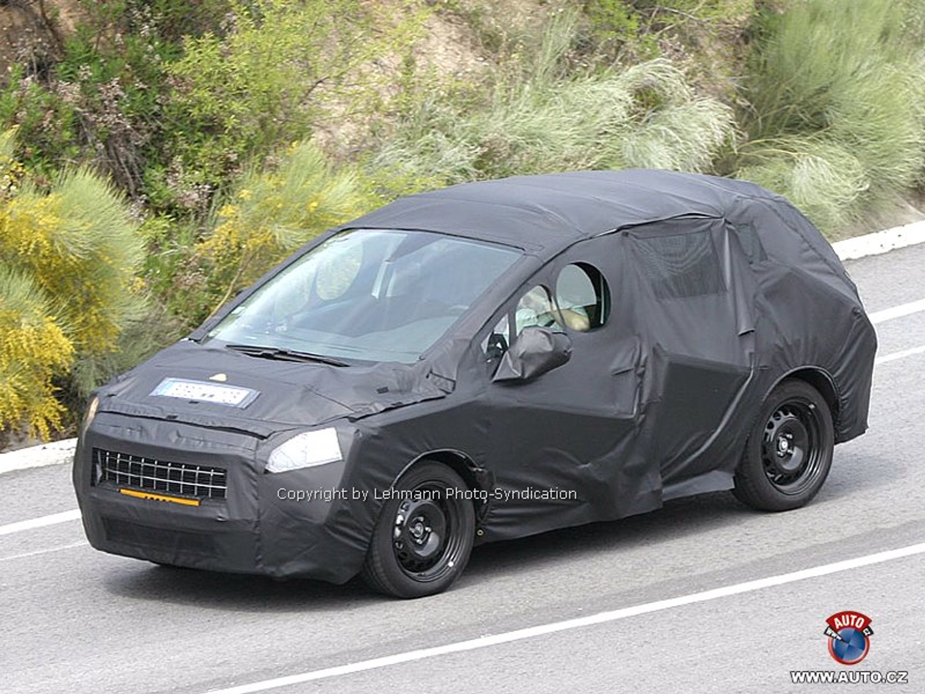 Zdjęcia szpiegowskie: Nowe MPV pod okryciem – Peugeot 3008?