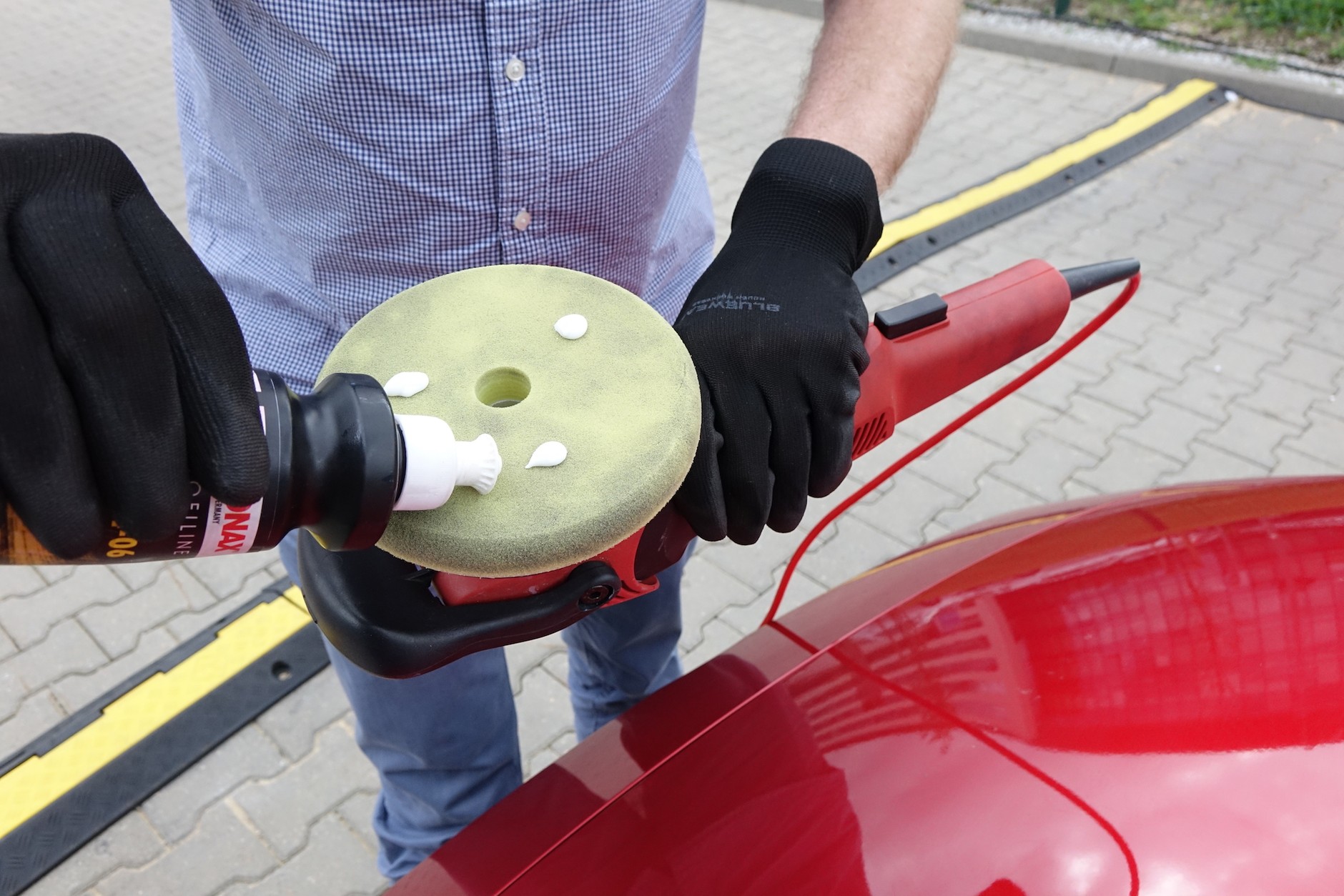 Usuwanie rys z lakieru: jako że to auto japońskie z miękkim i delikatnym lakierem, używamy maszyny mimośrodowo-obrotowej – jest delikatniejsza i bezpieczniejsza dla słabych lakierów niż polerka obrotowa