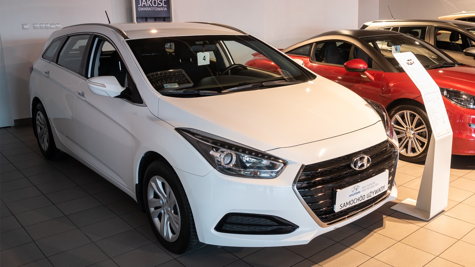 Hyundai i40 Wagon 1.7 CRDi, 2016 r., przebieg 25 000 km. Dość ciekawa kombinacja. Hyundai został wyposażony przeciętnie (klimatyzacja manualna), ale ma 140-konnego diesla oraz automatyczną (dwusprzęgłową) skrzynię. Fabryczna gwarancja. CENA 68 000 zł