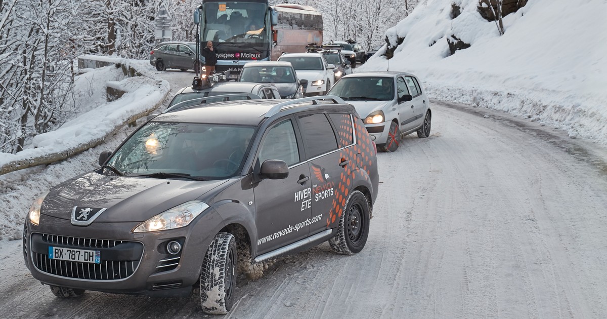 Zator na górskiej drodze pod ośrodkiem Alpe d'Huez we Francji