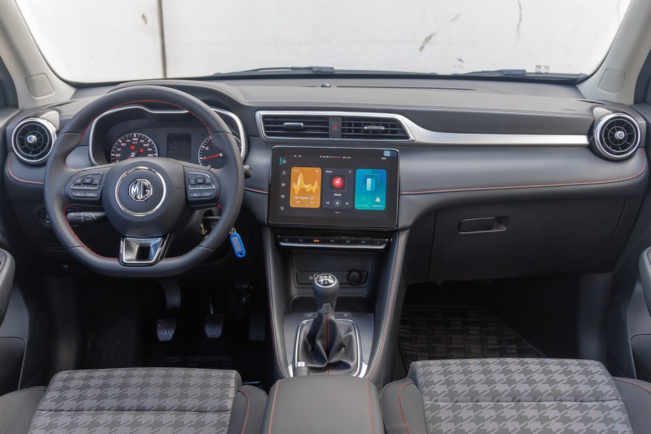 Dacia Duster kontra MG ZS. Porównanie dwóch budżetowych samochodów