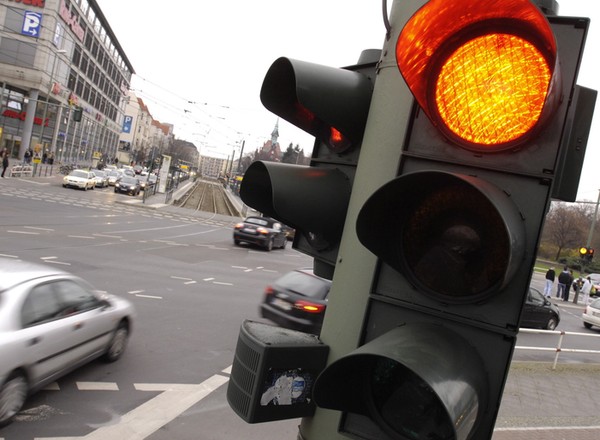 Mandat za przejazd na czerwonym świetle? Nie zawsze! Oto, kiedy unikniesz kary