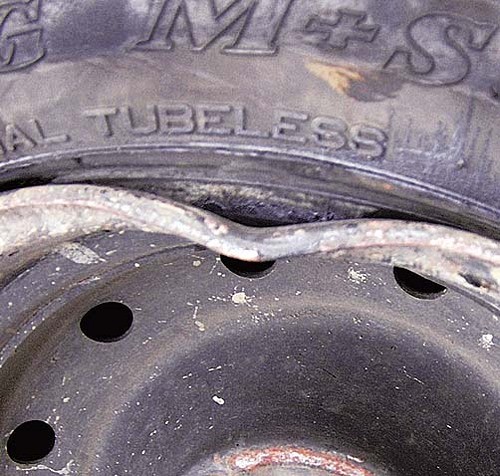 Zniszczyłeś koło na dziurze? Przeczytaj instrukcję jak odzyskać odszkodowanie