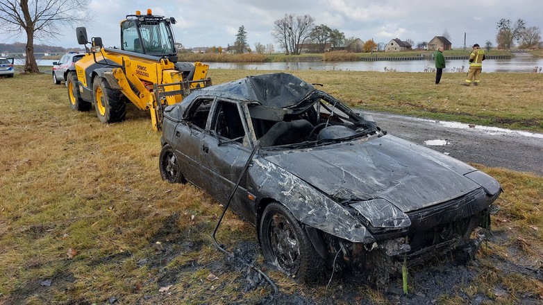 Wrak Mazdy 323 F wyciągnięty z Odry