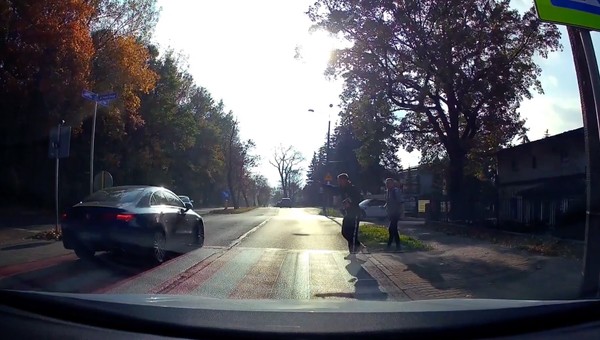 Policjanci dostali nagranie. Widać na nim kierowcę, który zagroził życiu dwóch osób [WIDEO]