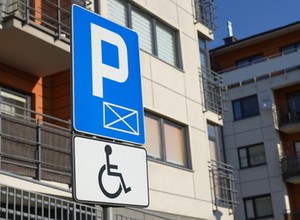Zabrakło kart parkingowych dla niepełnosprawnych. "Niedopuszczalna sytuacja"