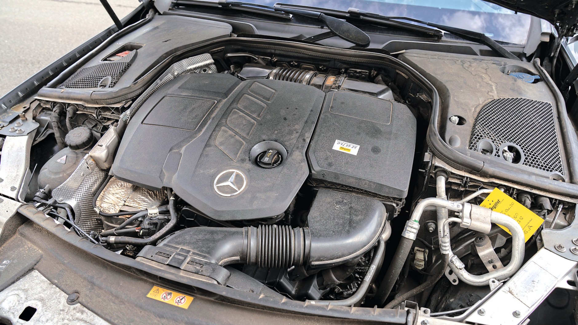 Używany Mercedes E200 (W213): silnik OM654 nie jest przesadnie przyjazny serwisow, ale za profesjonalną obsługę odwdzięcza się trwałością. 