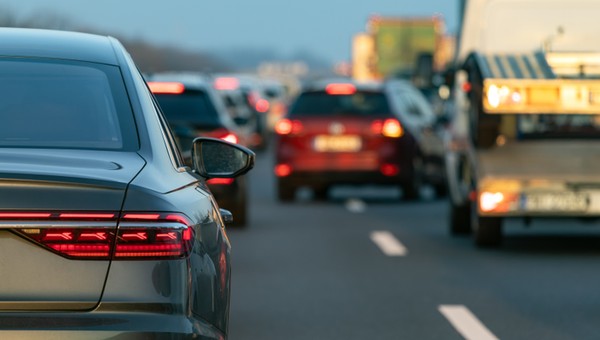 Ten błąd może zdenerwować innych kierowców. I kosztować 200 zł Wyjaśniamy, jak używać kierunkowskazów