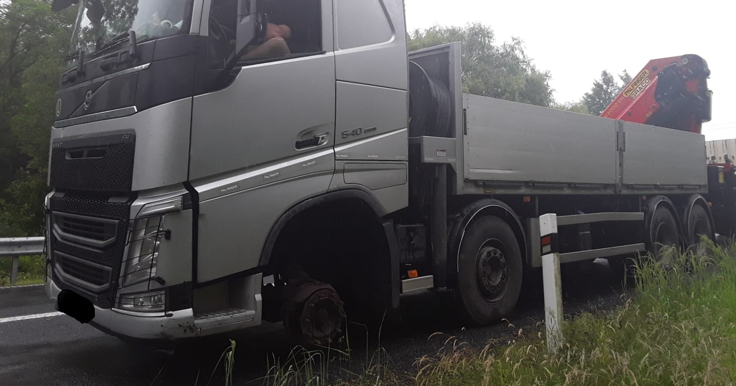 Jechał ciężarówką po autostradzie bez przedniego koła