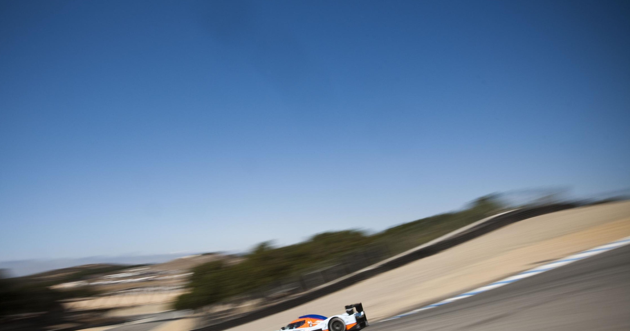 Aston Martin na torze Laguna Seca