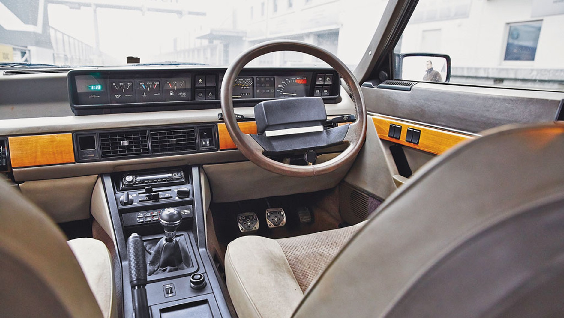 W środku Rover SD1 (od Specialist Division z Triumpha i Rovera) także wyprzedzał swą epokę. Deska auta jest symetryczna – zbudowanie wersji do ruchu prawostronnego było bardzo proste