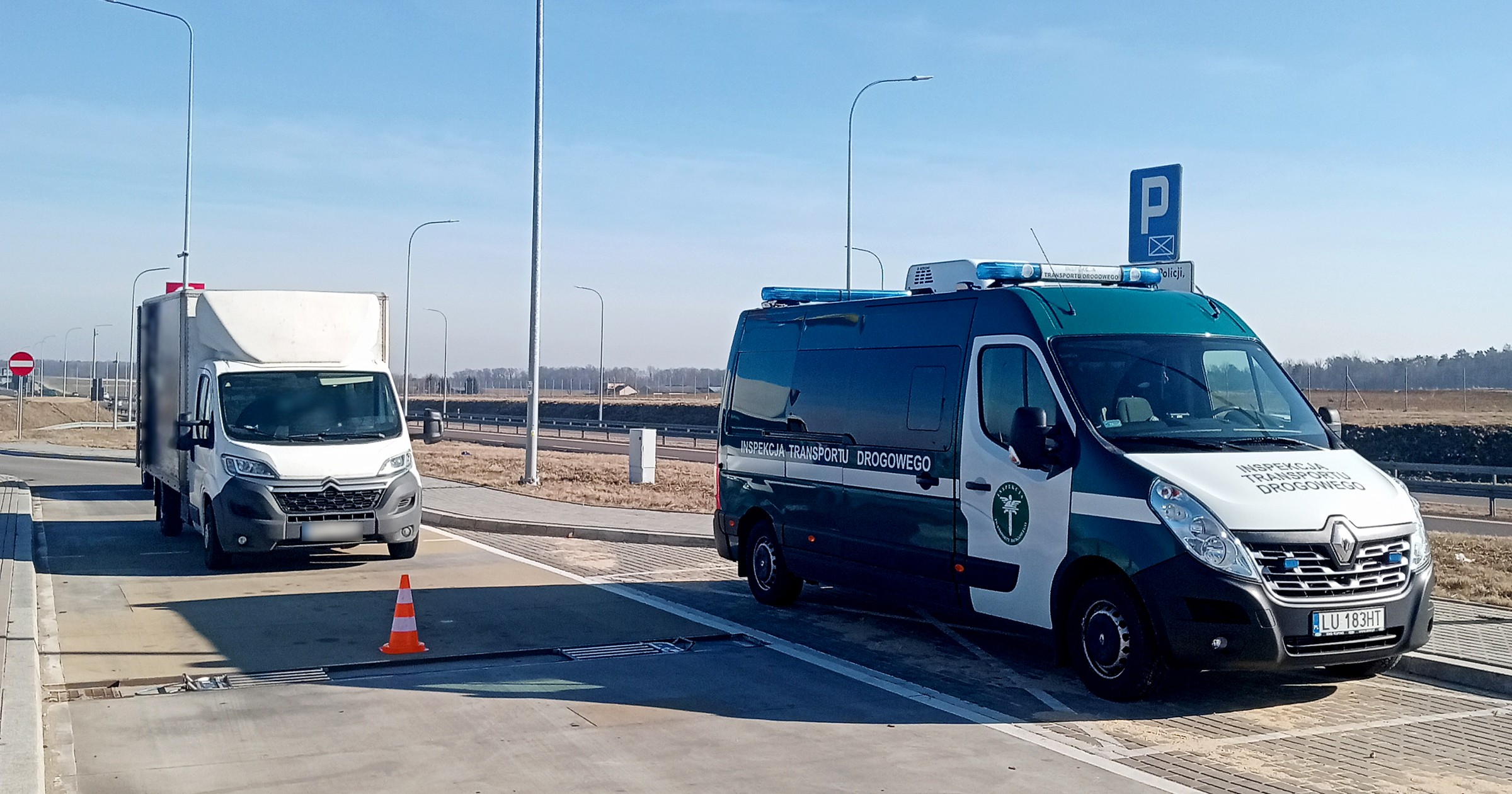 Kontrola ITD. Inspektorzy znaleźli w busie podwójne ściany i 20 tys. papierosów