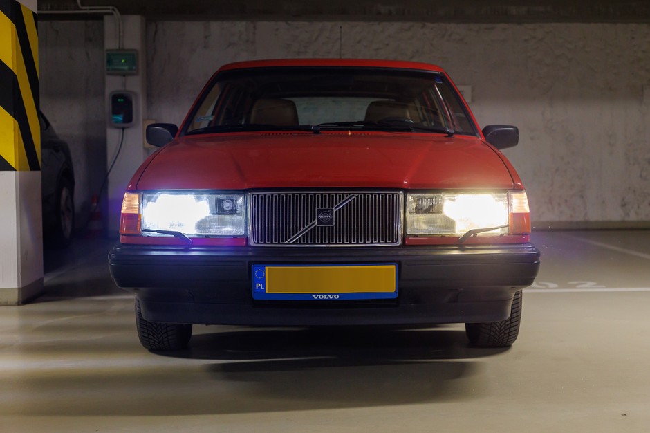 Dla porównania: po lewej stronie "zimny" retrofit LED, po prawej to nie żarówka, to "ciepły" LED. Tylko przy bezpośrednim porównaniu da się zauważyć, że daje więcej światła od żarówki halogenowej, bo barwę światła ma niemal identyczną ze zwykłą żarówką H4.
