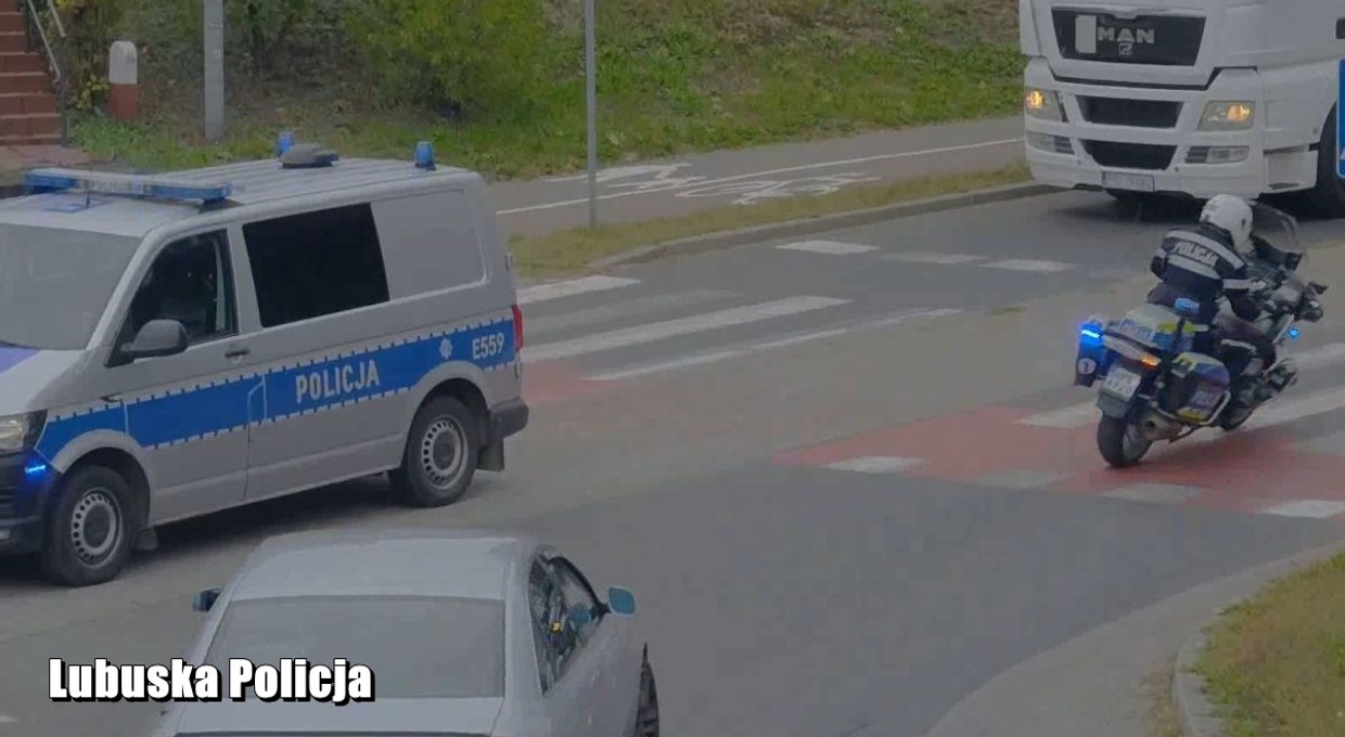 Jechali do szpitala i utknęli w korku. Do auta dotarli policjanci na motocyklach