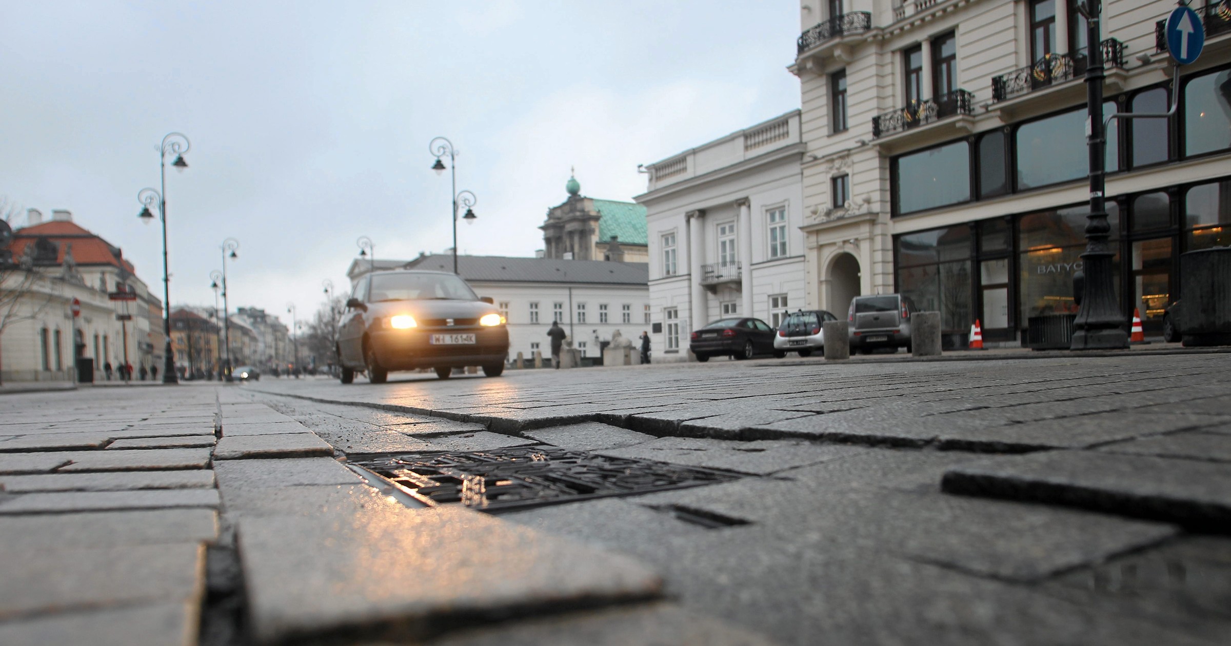 Warszawa, ul. Krakowskie Przedmieście, dziury i nierówności na wyremontowanej ulicy
