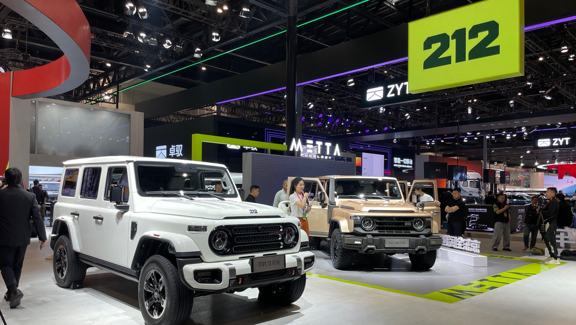 Chińskie terenówki BAW 212 na targach Auto China 2026 w Pekinie