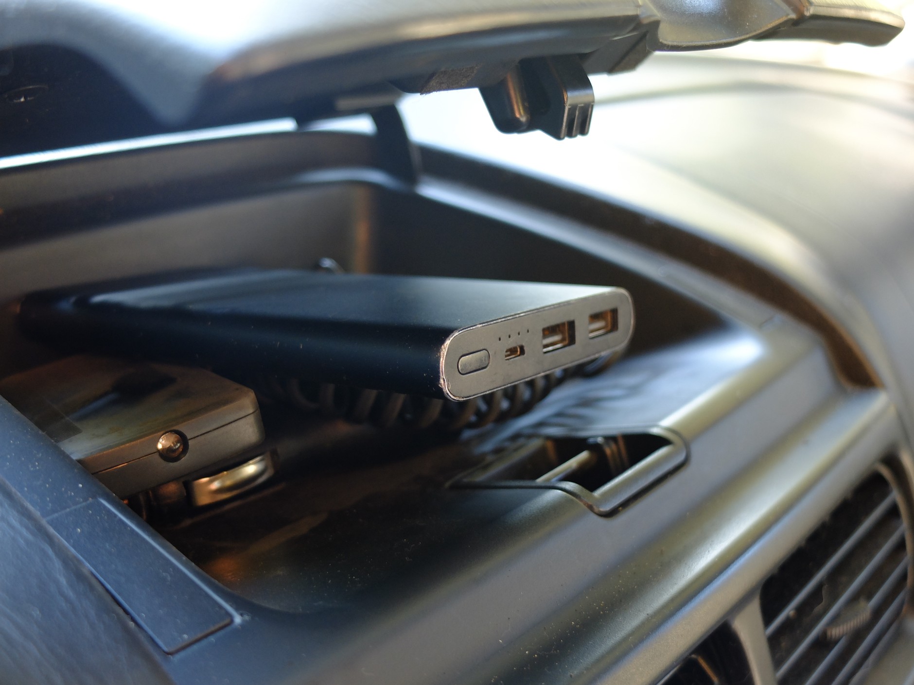 Upały: tych rzeczy lepiej nie zostawiać w aucie