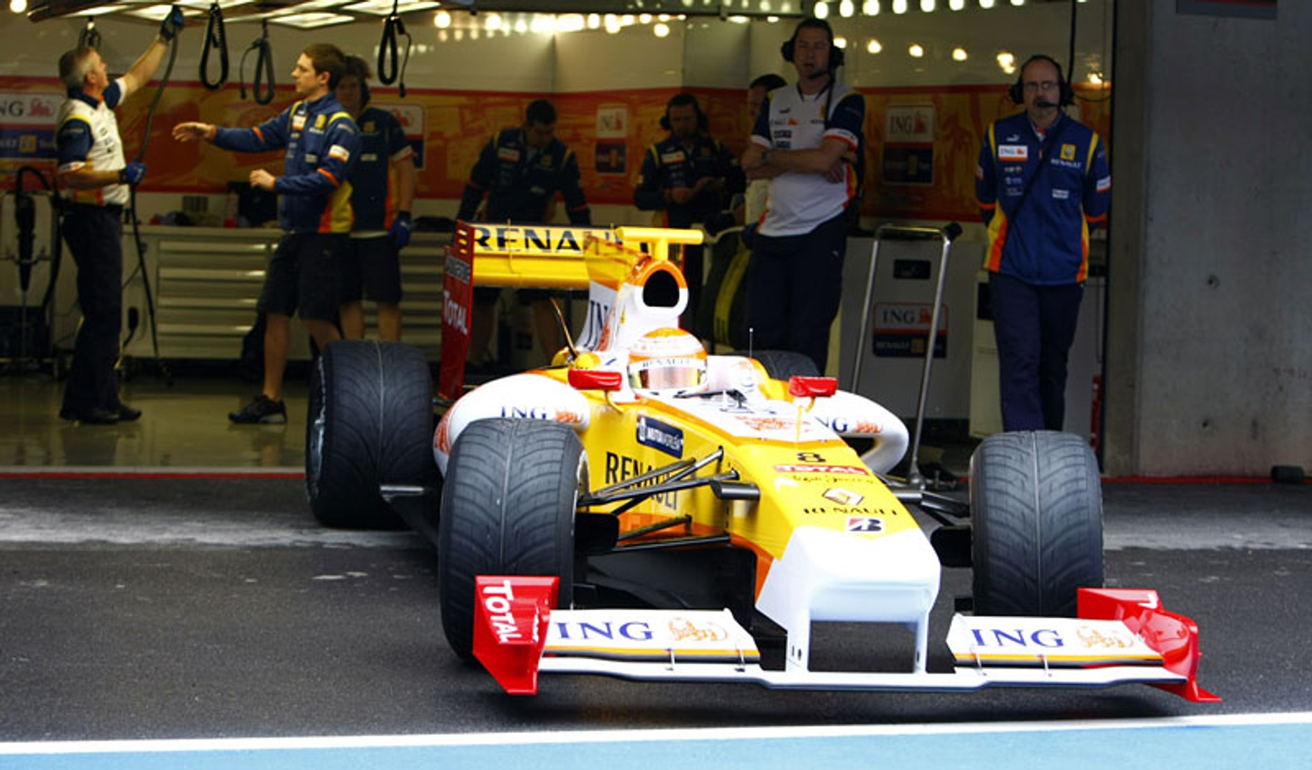 Formuła 1: prezentacja Renault - R29 z płetwą rekina (fotogaleria)