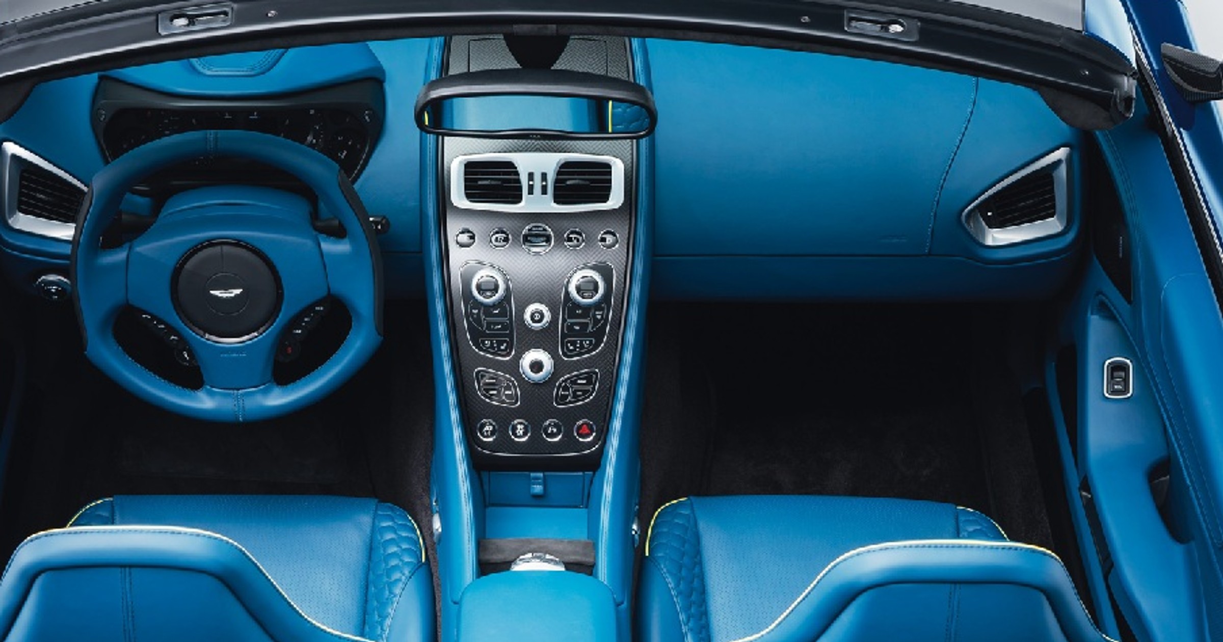 W niewielkiej kabinie Aston Martin Vanquish Volante zmieszczono aż 13 głośników Bang & Olufsen. 