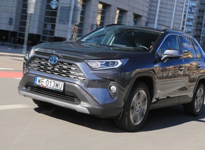Hybryda do miasta czy w teren? Toyota RAV4 2.5 Hybrid 4x4