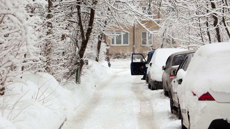 Samochody zaparkowane wzdłuż wąskiej ulicy