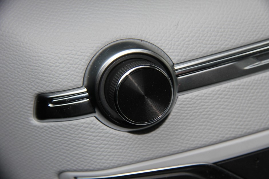 Świetny potencjometr w Peugeot 308. Ze skokową regulacją jak w dobrym sprzęcie audio.