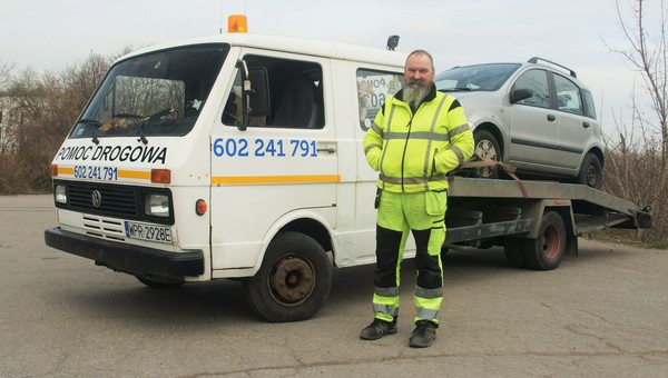 Czy nowe auta zawodzą rzadziej niż stare? Szczera rozmowa z kierowcą pomocy drogowej