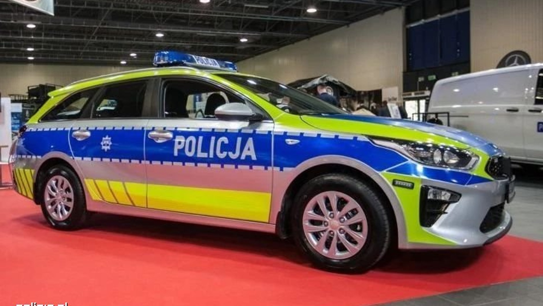 Nowe oznakowanie radiowozu policji