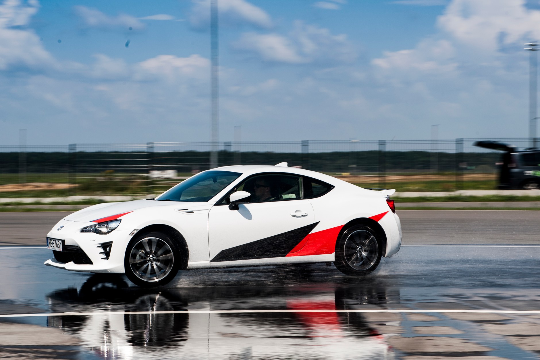 Toyota GT86 vs Renault Megane RS