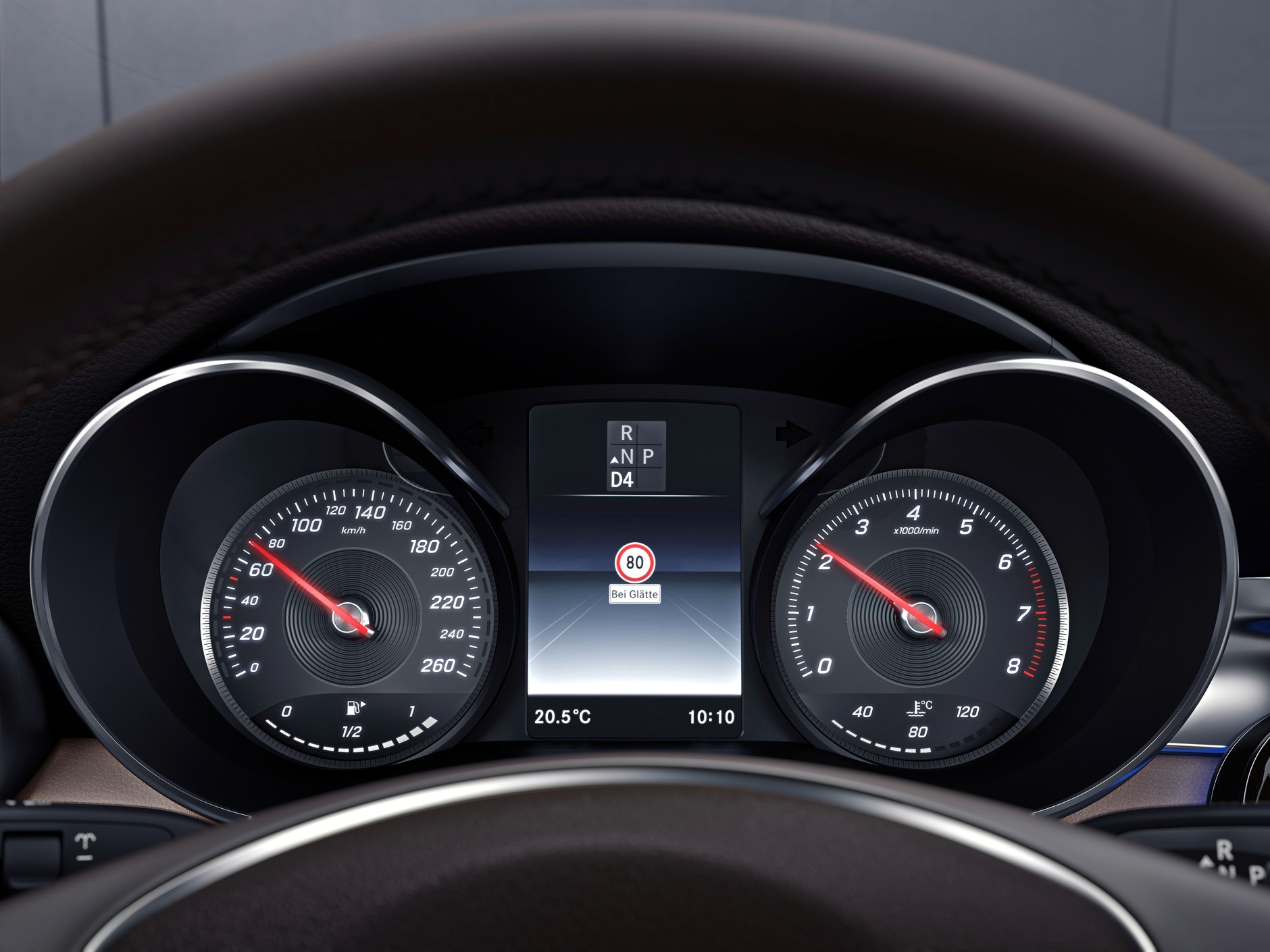 Pomaga w czytaniu znaków drogowych, ale nie odpowiada za błędy. Gdy policja złapie nas na przekroczeniu prędkości, błędne podpowiedzi auta nie są okolicznością łagodzącą