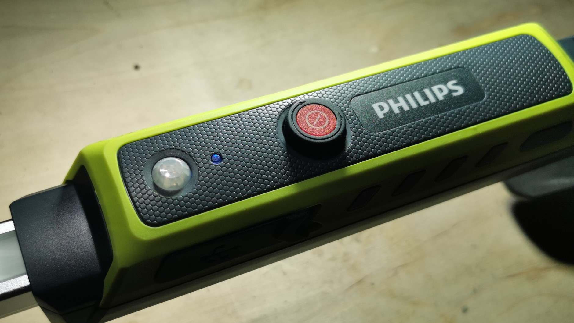 Philips Xperion 6000 under bonnet: pokrętło służy jako włącznik i regulator natężenia światła. Niebieska lampka sygnalizuje włączenie czujnika ruchu