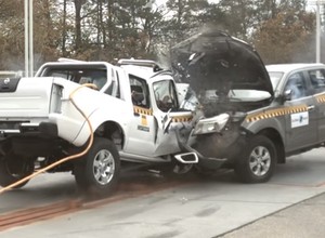 Używany bezpieczniejszy od nowego - czołowe zderzenie dwóch pikapów