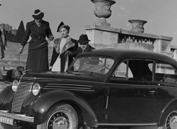 Renault Juvaquatre "stuknie" 75 lat