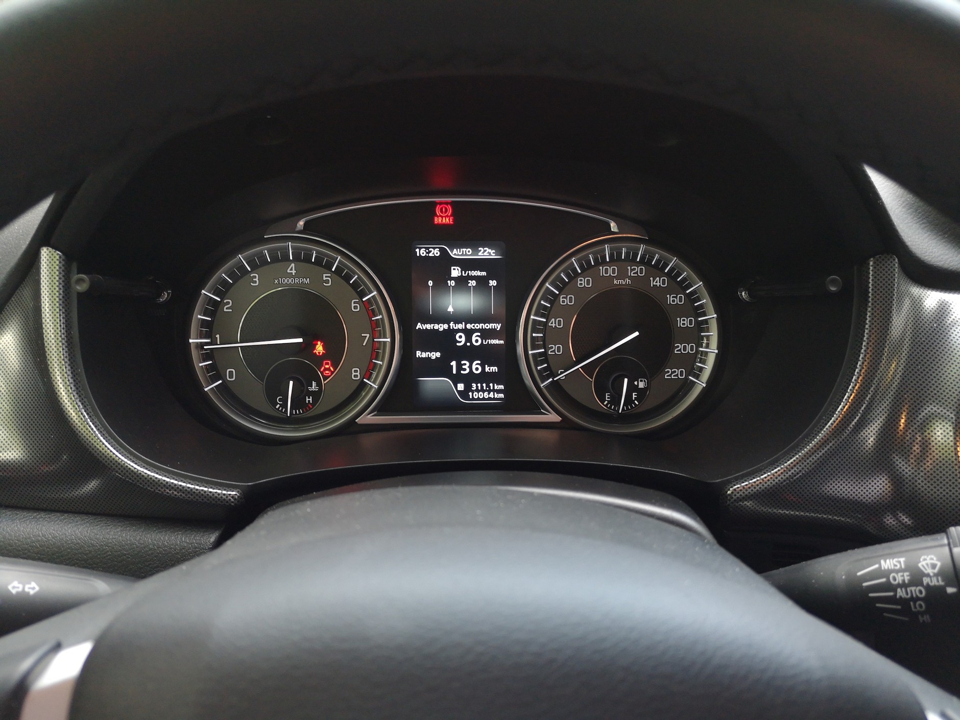 Suzuki Vitara 1.4 4x4 Elegance: z jednej strony wieje nudą, z drugiej – przyzwyczajeni do analogowych zegarów kierowcy przynajmniej wiedzą, jak szybko jadą – zegary są duże