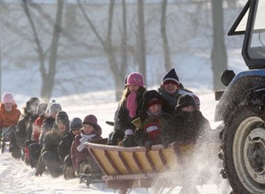 Niebezpieczny kulig za traktorem –  kobieta i 6-letni chłopiec trafili do szpitala