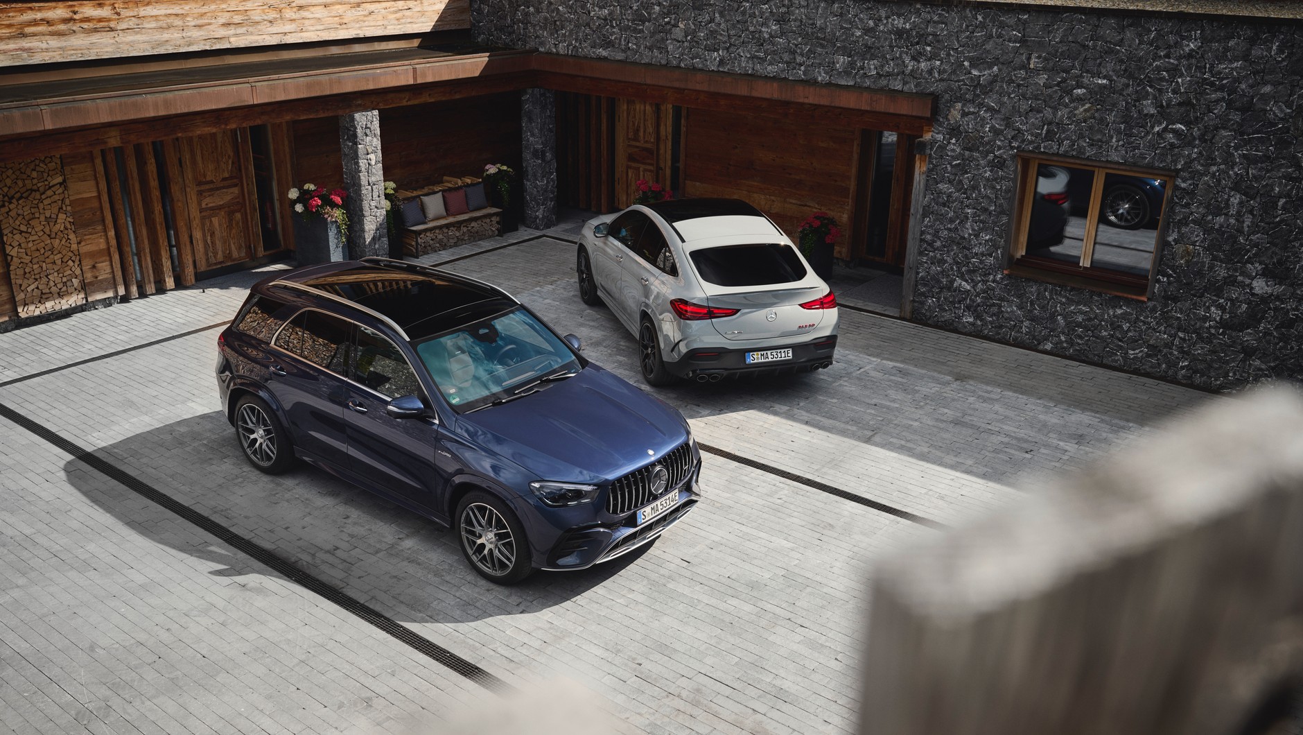 Drogie SUV-y zaparkowane przed domem