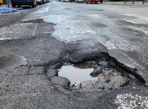 Dziury na drogach. Kto zapłaci za uszkodzenie koła lub wypadek?