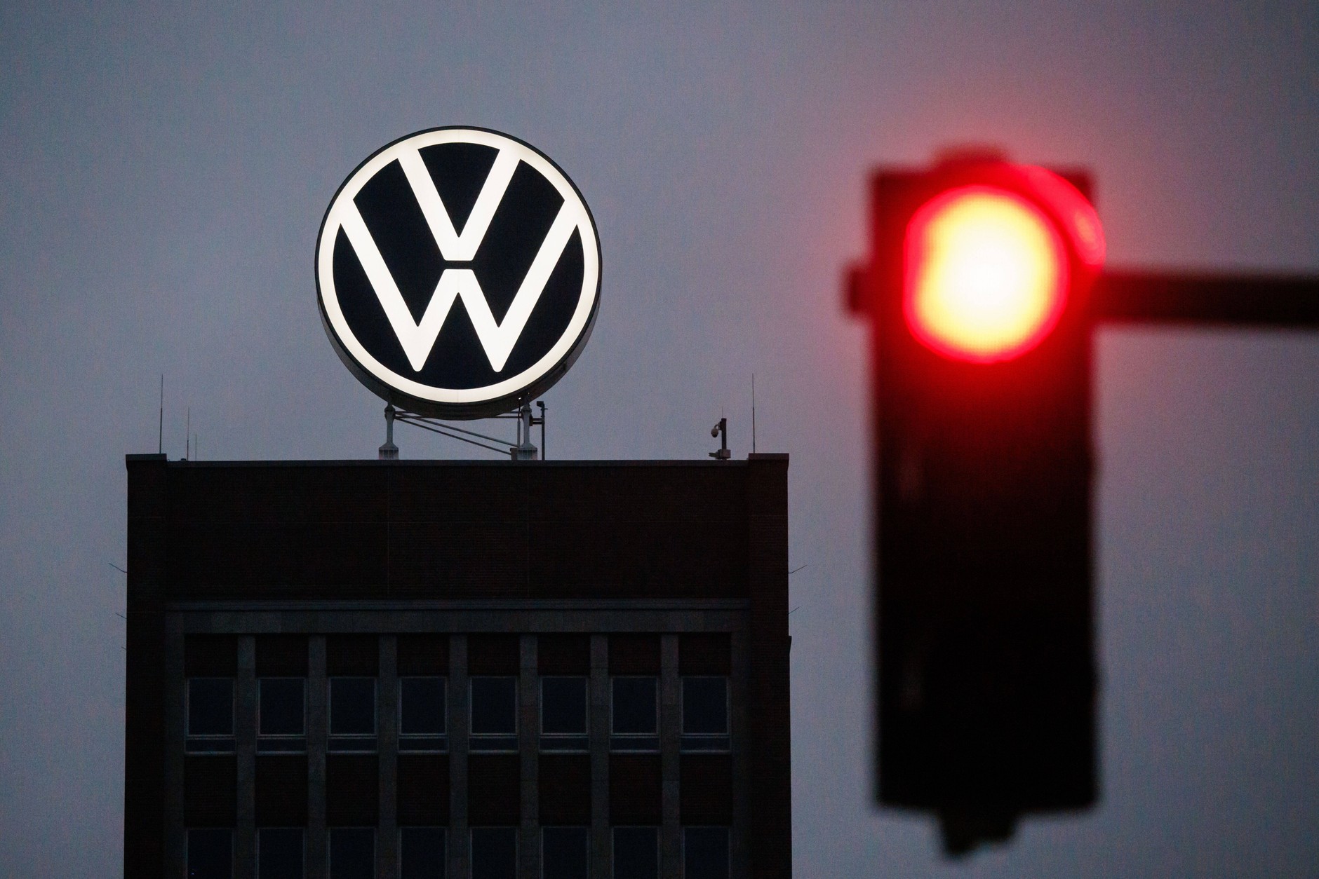 Logo Volkswagena na szczycie budynku fabryki VW w Wolfsburgu. Zdjęcie ilustracyjne