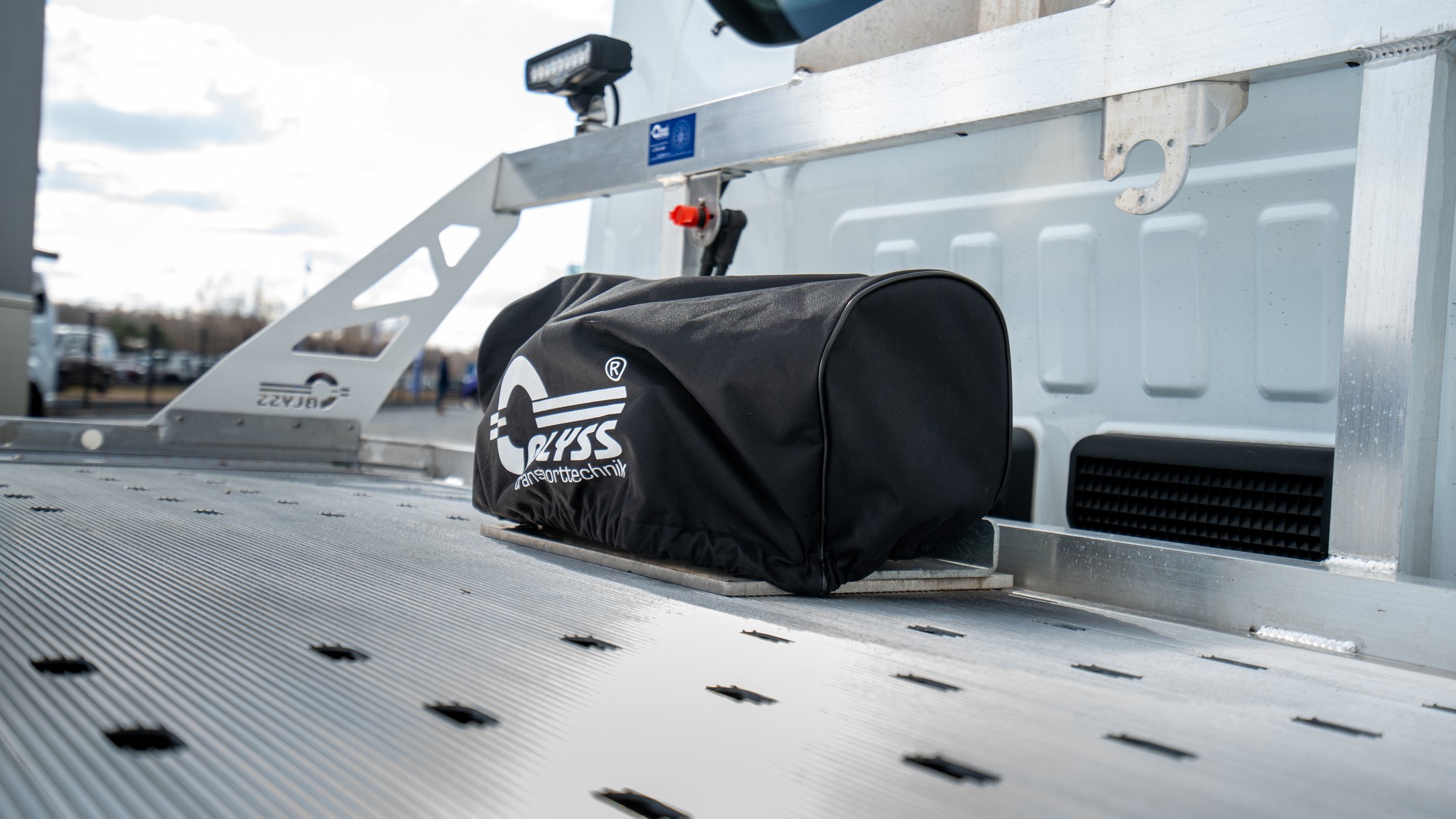 Ford Transit z zabudową typu autotransporter