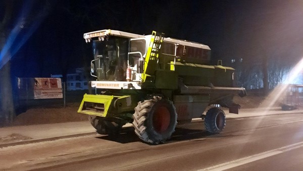Zimowy zbiór plonów? Pijanemu kierowcy kombajnu pomyliły się pory roku