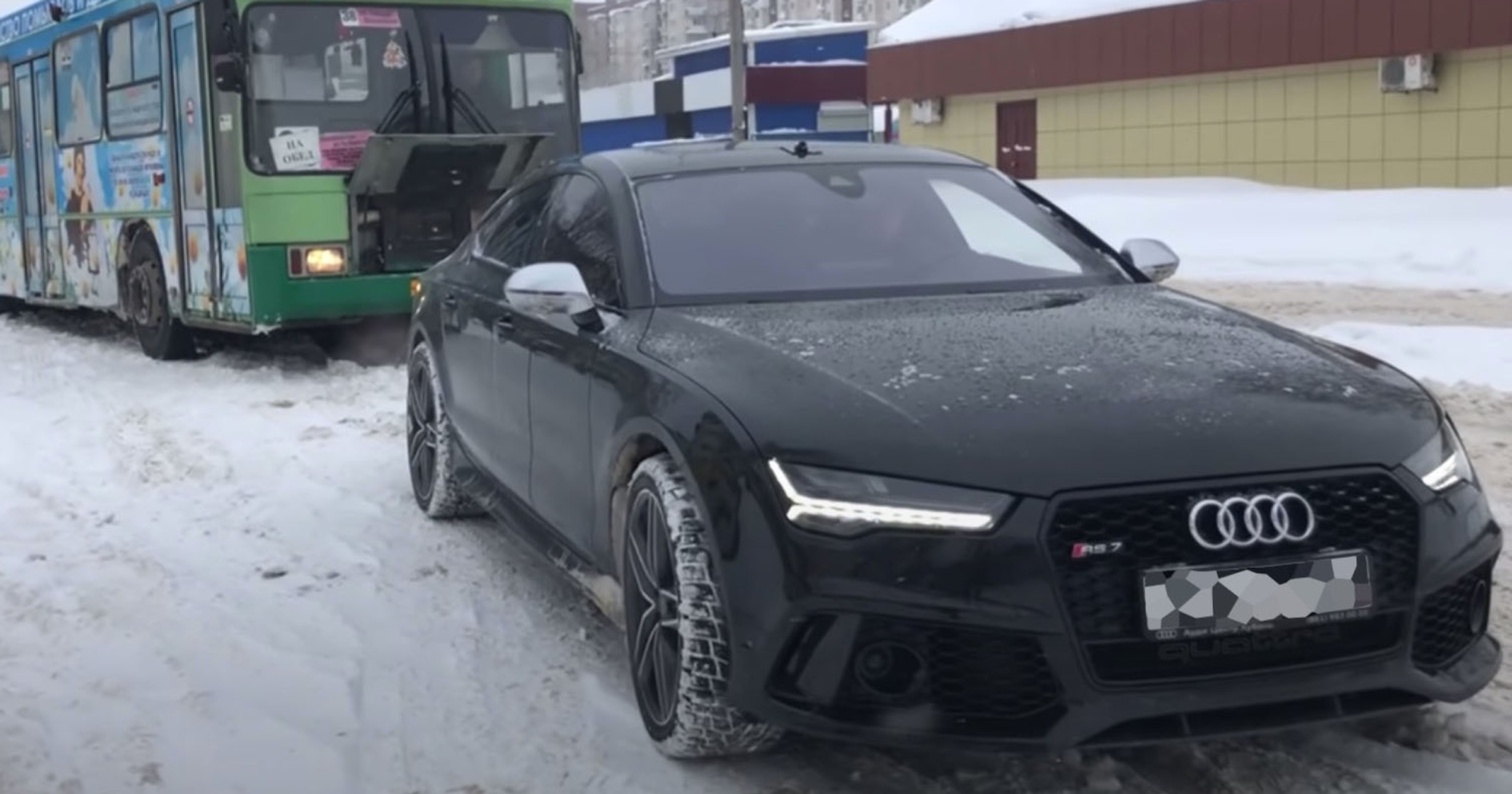 Czarne Audi RS7 wyciągnęło z zaspy śnieżnej autobus