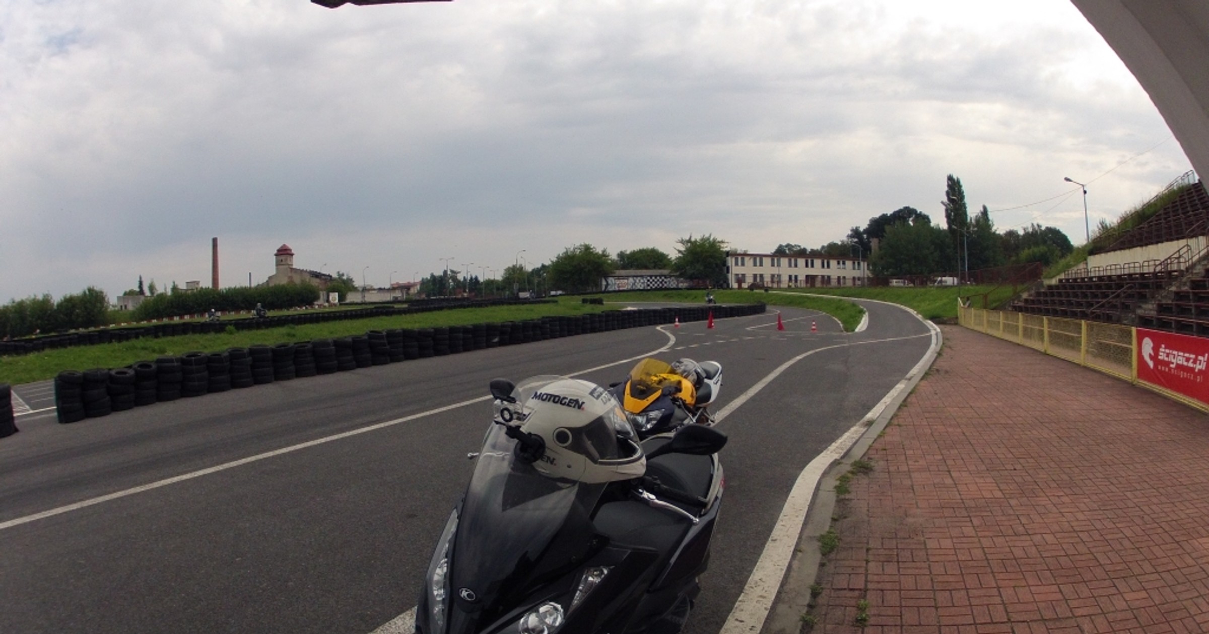 Kymco Downtown 300i na torze