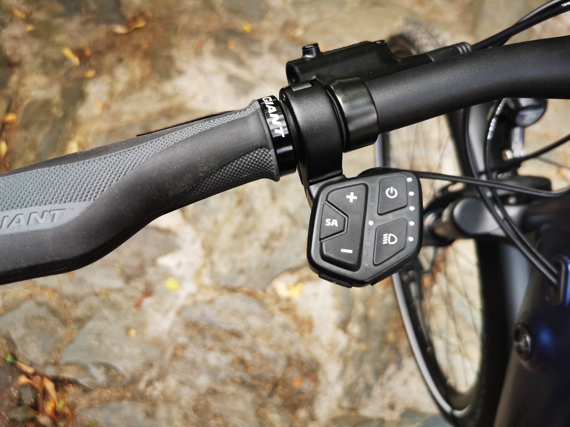 Giant Explore E+ 2: pilot do sterowania wspomaganiem, oświetleniem oraz wyświetlaczem