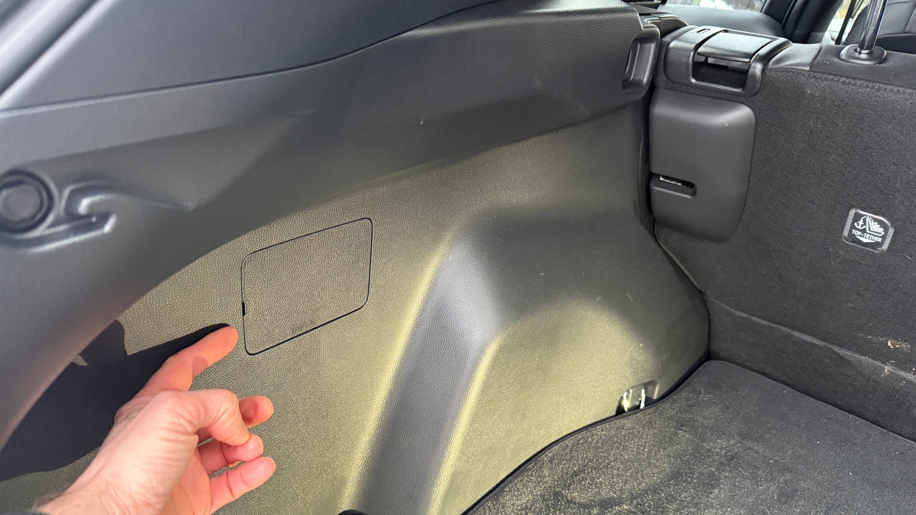 Szukasz awaryjnego systemu otwierania klapki wlewu paliwa? Tego rodzaju zaślepka w bagażniku a wysokości wlewu to bardzo czytelna sugestia: to tu