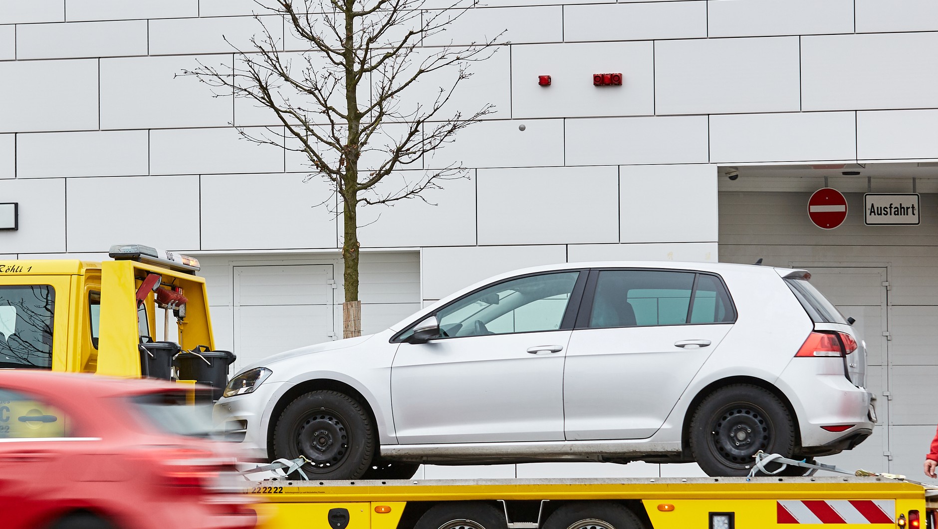 Kradzież na lawetę – nie ma bezpiecznych miejsc. Auto da się ukraść z centrum miasta, bez wzbudzania podejrzeń