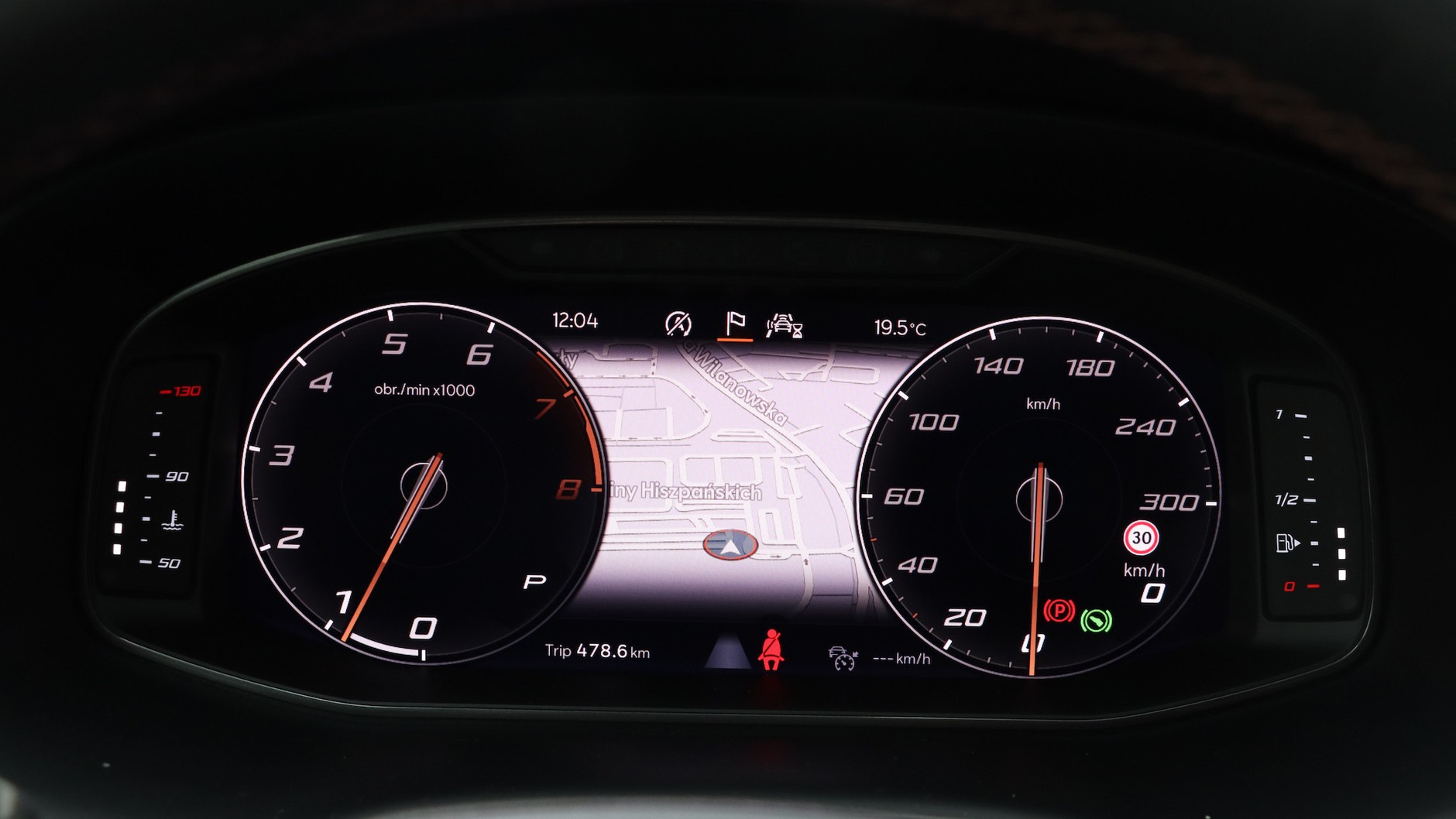 Cyfrowe zegary są czytelne i oferują kilka opcji personalizacji wyświetlanych danych