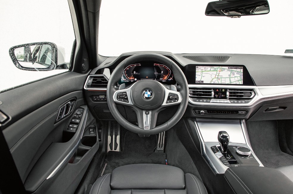 Jakość znacznie wyższa niż w poprzedniku, co jednak nie oznacza, że nic już nigdy nie skrzypnie. Świetne multimedia