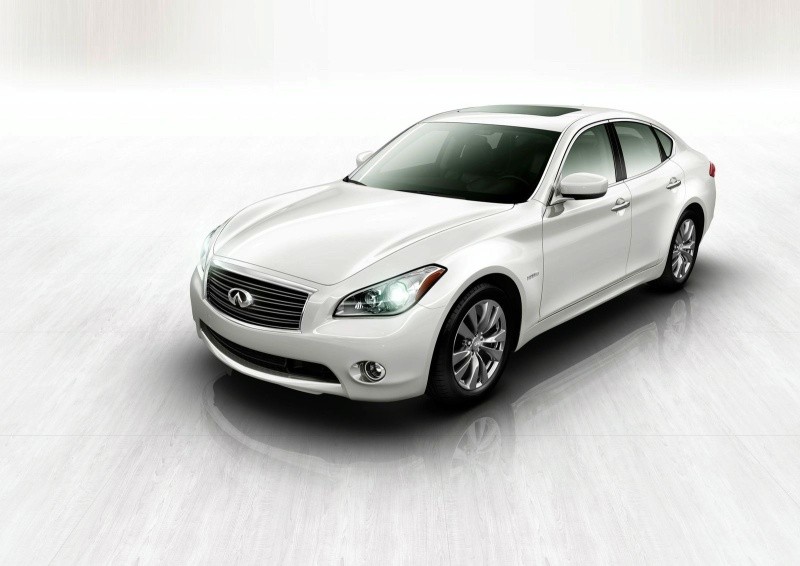 Infiniti M35h hałasuje ciszą